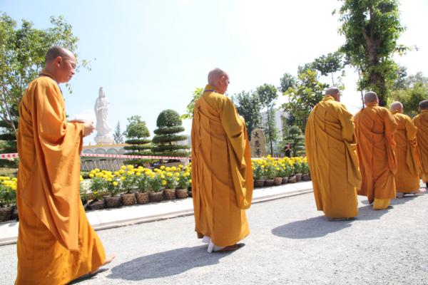 Đại Giới Đàn Hành Trụ Viên Mãn Hành Nghi Thiên Tăng Cổ Phật Khất Thực