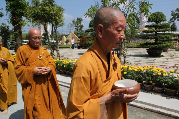 Đại Giới Đàn Hành Trụ Viên Mãn Hành Nghi Thiên Tăng Cổ Phật Khất Thực