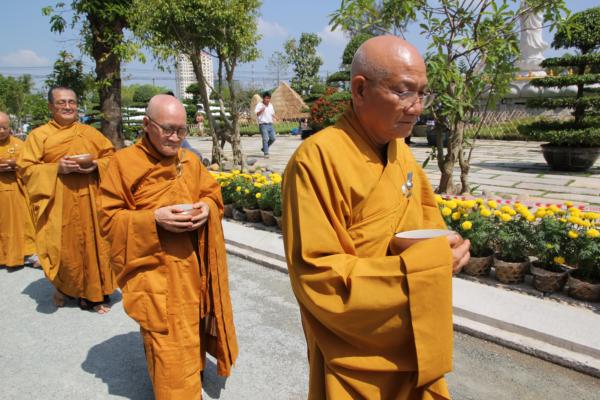 Đại Giới Đàn Hành Trụ Viên Mãn Hành Nghi Thiên Tăng Cổ Phật Khất Thực