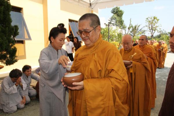 Đại Giới Đàn Hành Trụ Viên Mãn Hành Nghi Thiên Tăng Cổ Phật Khất Thực