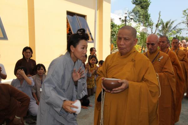 Đại Giới Đàn Hành Trụ Viên Mãn Hành Nghi Thiên Tăng Cổ Phật Khất Thực