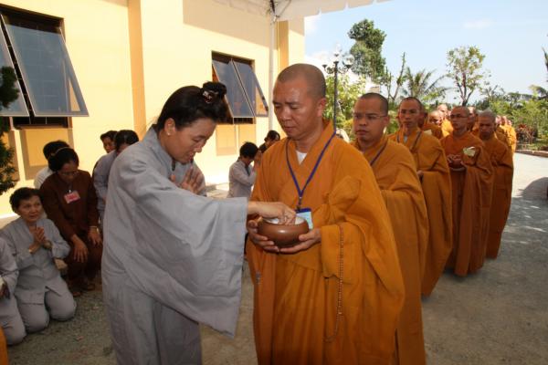 Đại Giới Đàn Hành Trụ Viên Mãn Hành Nghi Thiên Tăng Cổ Phật Khất Thực
