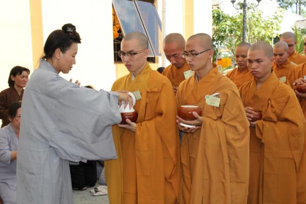 Đại Giới Đàn Hành Trụ Viên Mãn Hành Nghi Thiên Tăng Cổ Phật Khất Thực