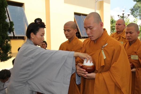 Đại Giới Đàn Hành Trụ Viên Mãn Hành Nghi Thiên Tăng Cổ Phật Khất Thực