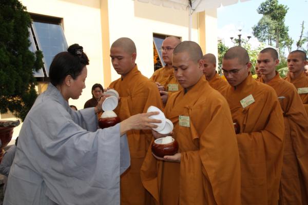 Đại Giới Đàn Hành Trụ Viên Mãn Hành Nghi Thiên Tăng Cổ Phật Khất Thực
