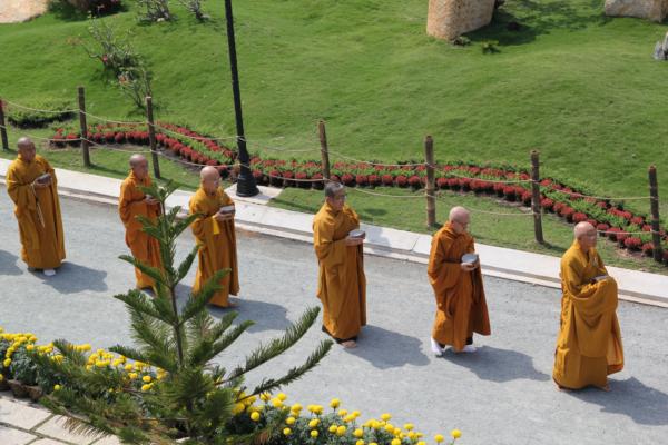 Đại Giới Đàn Hành Trụ Viên Mãn Hành Nghi Thiên Tăng Cổ Phật Khất Thực
