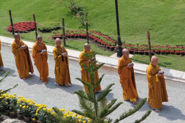 Đại Giới Đàn Hành Trụ Viên Mãn Hành Nghi Thiên Tăng Cổ Phật Khất Thực