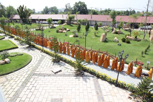 Đại Giới Đàn Hành Trụ Viên Mãn Hành Nghi Thiên Tăng Cổ Phật Khất Thực