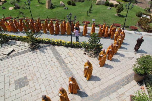 Đại Giới Đàn Hành Trụ Viên Mãn Hành Nghi Thiên Tăng Cổ Phật Khất Thực