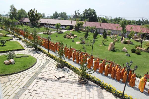 Đại Giới Đàn Hành Trụ Viên Mãn Hành Nghi Thiên Tăng Cổ Phật Khất Thực