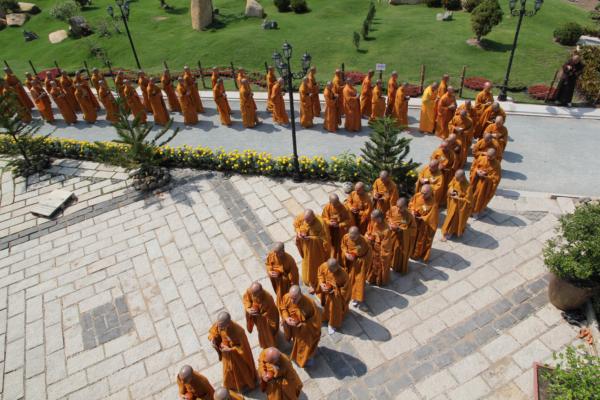 Đại Giới Đàn Hành Trụ Viên Mãn Hành Nghi Thiên Tăng Cổ Phật Khất Thực