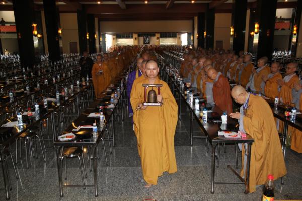Đại Giới Đàn Hành Trụ Viên Mãn Hành Nghi Thiên Tăng Cổ Phật Khất Thực