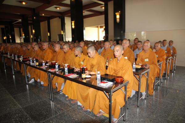 Đại Giới Đàn Hành Trụ Viên Mãn Hành Nghi Thiên Tăng Cổ Phật Khất Thực
