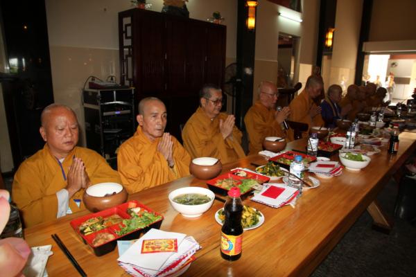 Đại Giới Đàn Hành Trụ Viên Mãn Hành Nghi Thiên Tăng Cổ Phật Khất Thực