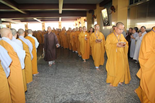 Đại Giới Đàn Hành Trụ Viên Mãn Hành Nghi Thiên Tăng Cổ Phật Khất Thực