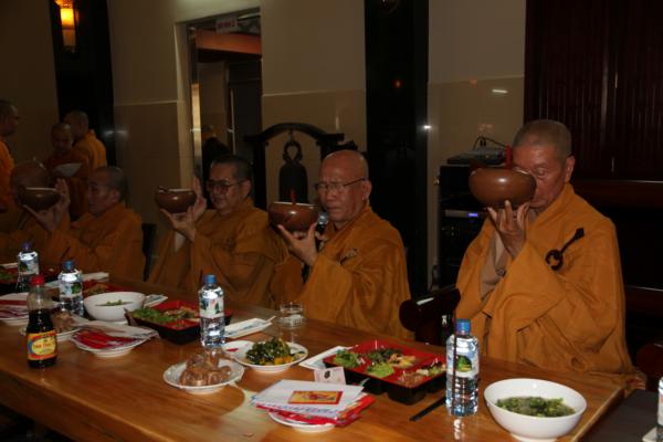 Đại Giới Đàn Hành Trụ Viên Mãn Hành Nghi Thiên Tăng Cổ Phật Khất Thực