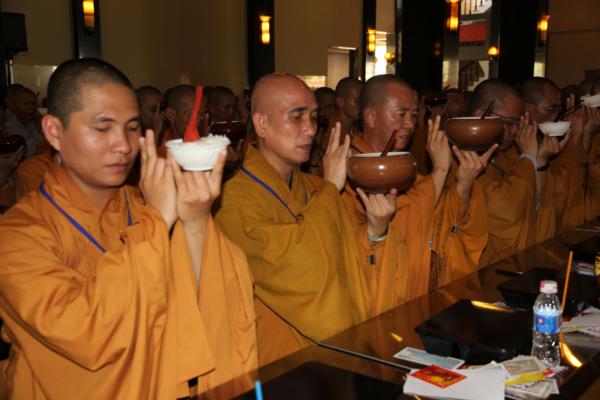 Đại Giới Đàn Hành Trụ Viên Mãn Hành Nghi Thiên Tăng Cổ Phật Khất Thực