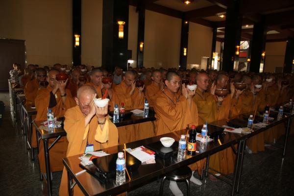 Đại Giới Đàn Hành Trụ Viên Mãn Hành Nghi Thiên Tăng Cổ Phật Khất Thực