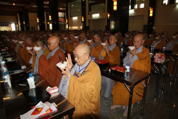 Đại Giới Đàn Hành Trụ Viên Mãn Hành Nghi Thiên Tăng Cổ Phật Khất Thực