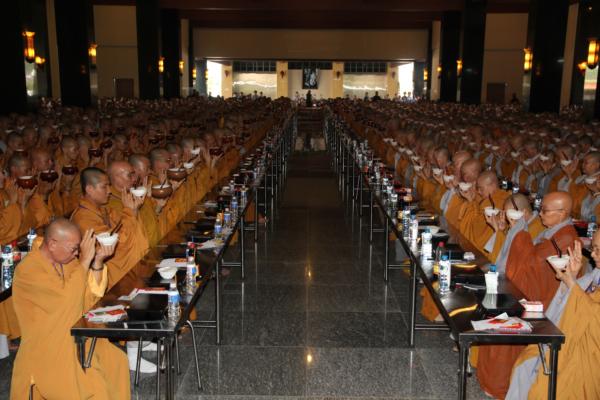 Đại Giới Đàn Hành Trụ Viên Mãn Hành Nghi Thiên Tăng Cổ Phật Khất Thực