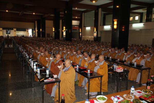 Đại Giới Đàn Hành Trụ Viên Mãn Hành Nghi Thiên Tăng Cổ Phật Khất Thực
