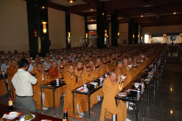 Đại Giới Đàn Hành Trụ Viên Mãn Hành Nghi Thiên Tăng Cổ Phật Khất Thực