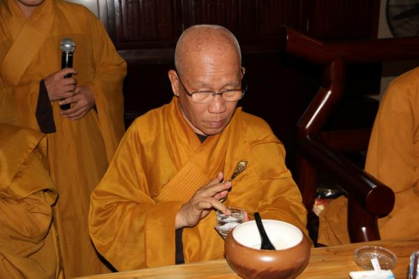 Đại Giới Đàn Hành Trụ Viên Mãn Hành Nghi Thiên Tăng Cổ Phật Khất Thực