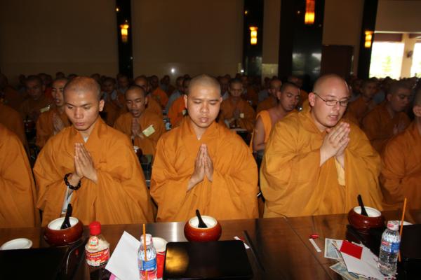 Đại Giới Đàn Hành Trụ Viên Mãn Hành Nghi Thiên Tăng Cổ Phật Khất Thực