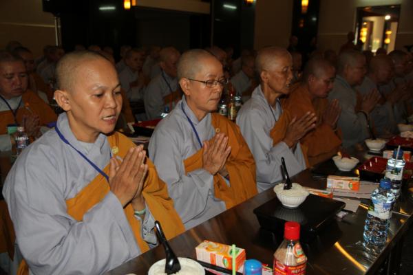 Đại Giới Đàn Hành Trụ Viên Mãn Hành Nghi Thiên Tăng Cổ Phật Khất Thực