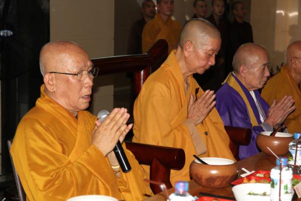 Đại Giới Đàn Hành Trụ Viên Mãn Hành Nghi Thiên Tăng Cổ Phật Khất Thực