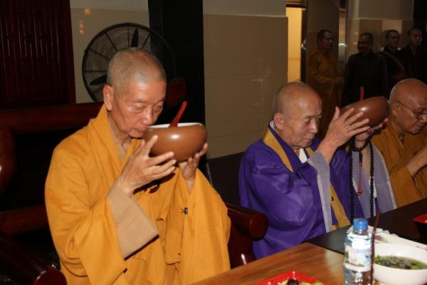 Đại Giới Đàn Hành Trụ Viên Mãn Hành Nghi Thiên Tăng Cổ Phật Khất Thực