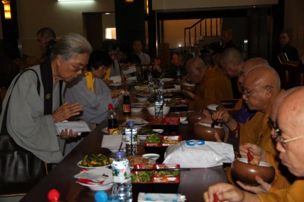 Đại Giới Đàn Hành Trụ Viên Mãn Hành Nghi Thiên Tăng Cổ Phật Khất Thực
