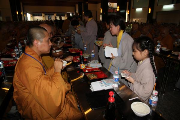 Đại Giới Đàn Hành Trụ Viên Mãn Hành Nghi Thiên Tăng Cổ Phật Khất Thực