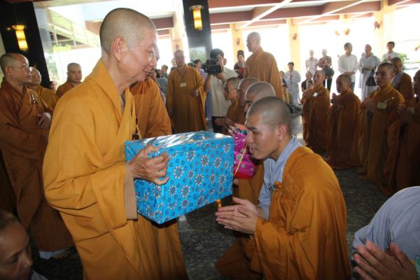 Đại Giới Đàn Hành Trụ Viên Mãn Hành Nghi Thiên Tăng Cổ Phật Khất Thực