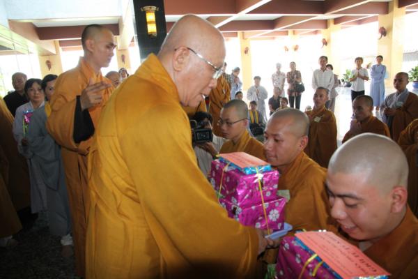 Đại Giới Đàn Hành Trụ Viên Mãn Hành Nghi Thiên Tăng Cổ Phật Khất Thực