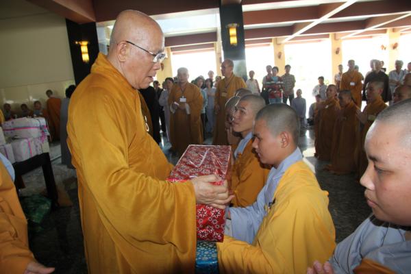 Đại Giới Đàn Hành Trụ Viên Mãn Hành Nghi Thiên Tăng Cổ Phật Khất Thực