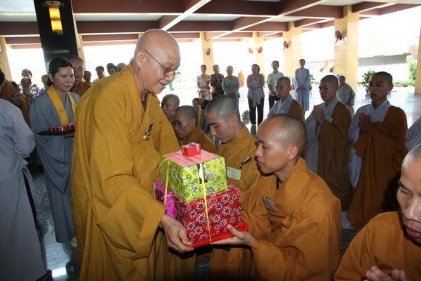 Đại Giới Đàn Hành Trụ Viên Mãn Hành Nghi Thiên Tăng Cổ Phật Khất Thực