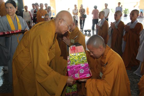 Đại Giới Đàn Hành Trụ Viên Mãn Hành Nghi Thiên Tăng Cổ Phật Khất Thực