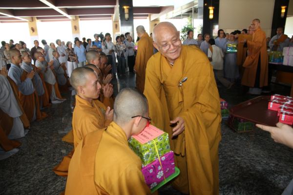 Đại Giới Đàn Hành Trụ Viên Mãn Hành Nghi Thiên Tăng Cổ Phật Khất Thực