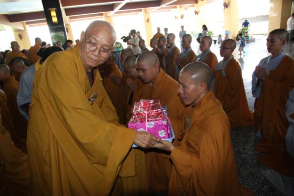 Đại Giới Đàn Hành Trụ Viên Mãn Hành Nghi Thiên Tăng Cổ Phật Khất Thực