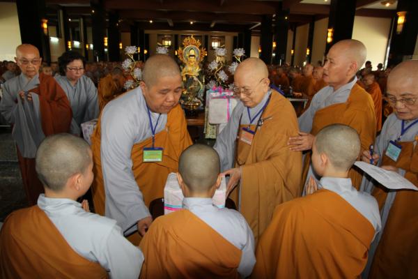 Đại Giới Đàn Hành Trụ Viên Mãn Hành Nghi Thiên Tăng Cổ Phật Khất Thực