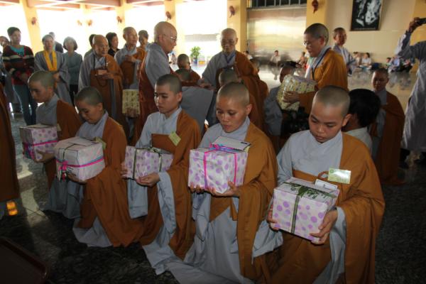 Đại Giới Đàn Hành Trụ Viên Mãn Hành Nghi Thiên Tăng Cổ Phật Khất Thực