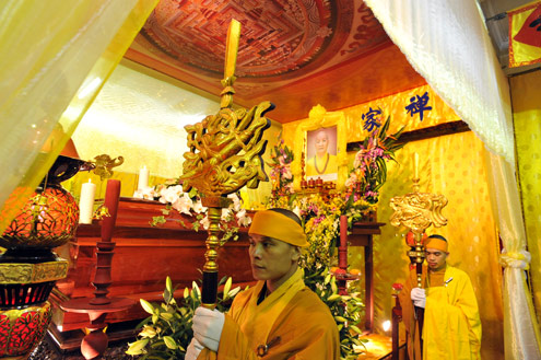 Tăng ni, phật tử tiễn biệt Hòa thượng Thích Thanh Tứ
