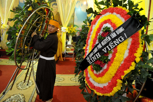 Tăng ni, phật tử tiễn biệt Hòa thượng Thích Thanh Tứ