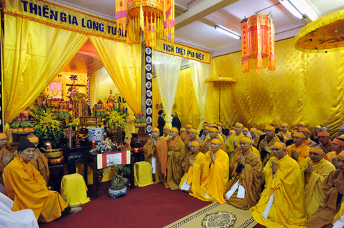 Tăng ni, phật tử tiễn biệt Hòa thượng Thích Thanh Tứ