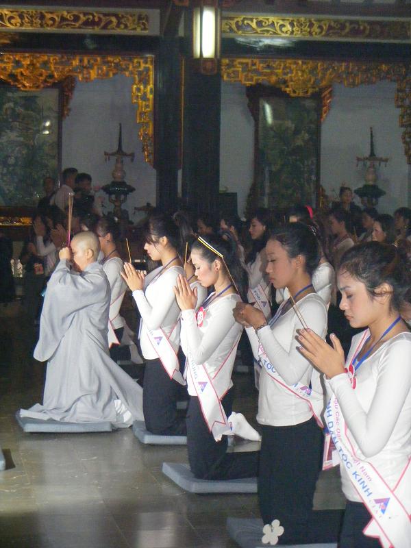Buổi thiền hành tại chùa Vĩnh Nghiêm cho 65 thí sinh cuộc thi Hoa hậu các dân tộc Việt Nam