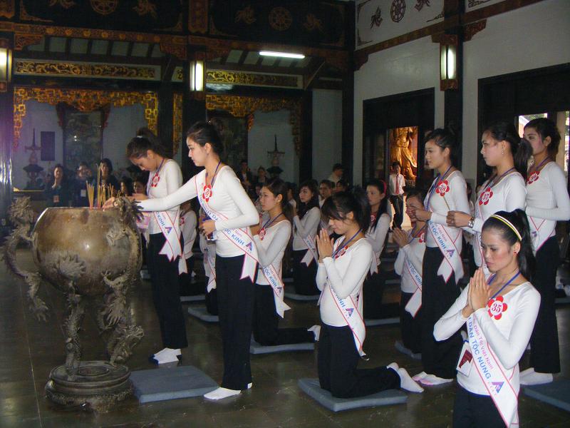 Buổi thiền hành tại chùa Vĩnh Nghiêm cho 65 thí sinh cuộc thi Hoa hậu các dân tộc Việt Nam
