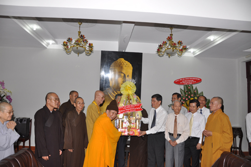 Lãnh đạo TPHCM thăm Giáo hội Phật giáo