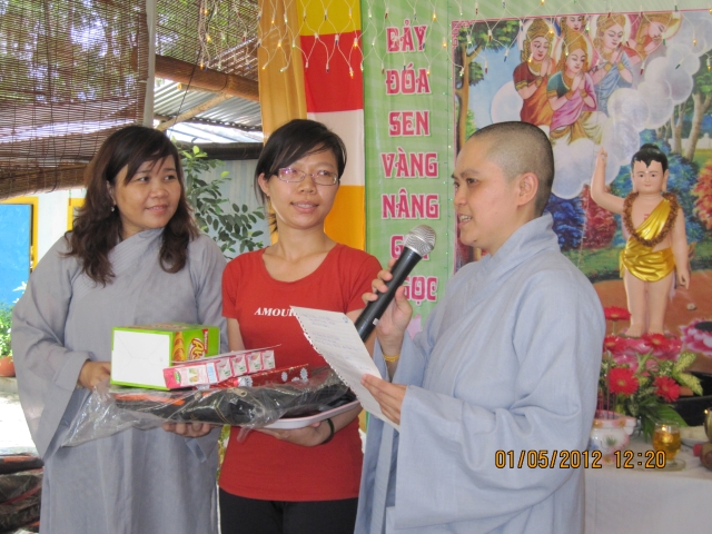 Bình Dương: Thiên Quang Ni Tự - Phát Học Bổng Cho Học Sinh -  Sinh Viên