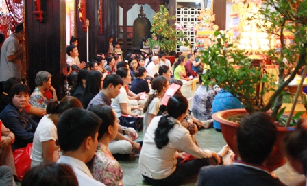 TP.HCM: Hối hả đi lễ Rằm tháng giêng